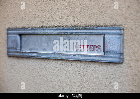 Rechteck Metall Postfach in Stuck Wand Stockfoto