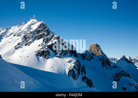 Die Gipfel der Valluga und der Roggspitze und im Hintergrund St Anton Arlberg-Österreich Stockfoto