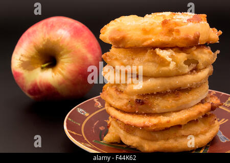 Gebratene Äpfel auf einer Platte angeordnet. Stockfoto