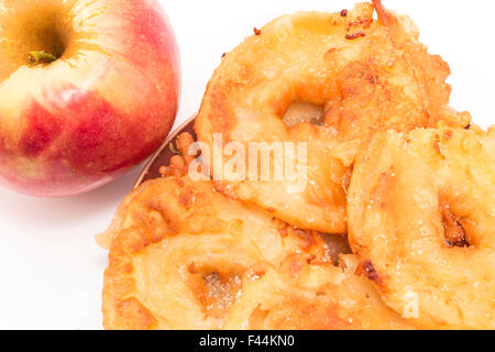 Gebratene Äpfel und frische Apfel auf einem weißen Hintergrund. Stockfoto