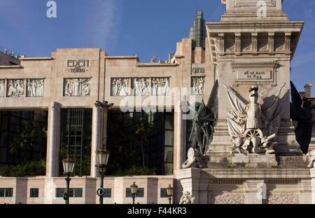 Lissabon, PORTUGAL - 24. Oktober 2014: Architektonische schließen Up von Eden Teatro und Spalte Denkmal In Lissabon Restaurierung quadratisch Stockfoto