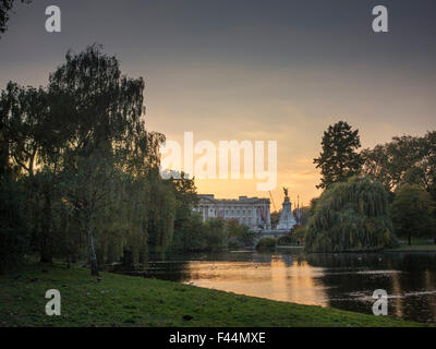 Buckingham Palace bei Dämmerung St James Park in London Stockfoto