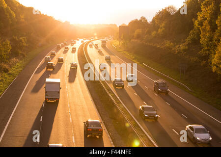 M42-Autobahn in der Nähe von Alvechurch, UK. 14. Oktober 2015. Schwierigen Lichtverhältnissen auf der M42-Autobahn in der Nähe von Alvechurch für West gebunden Hauptverkehrszeit Treiber, da die Einstellung Herbstsonne Sichtbarkeit betrifft. Bildnachweis: Paul Weston/Alamy Live News Stockfoto