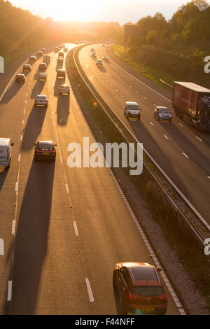 M42-Autobahn in der Nähe von Alvechurch, UK. 14. Oktober 2015. Schwierigen Lichtverhältnissen auf der M42-Autobahn in der Nähe von Alvechurch für West gebunden Hauptverkehrszeit Treiber, da die Einstellung Herbstsonne Sichtbarkeit betrifft. Bildnachweis: Paul Weston/Alamy Live News Stockfoto