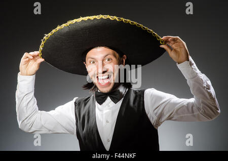 Mexikanische Mann trägt Sombrero isoliert auf weiss Stockfoto