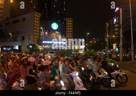 Abend in Ho-Chi-Minh-Stadt-Zentrum und die Straßen sind voll gepackt mit Menschen reisen o Ntheir Motorroller und Motorräder, Vietnam Stockfoto
