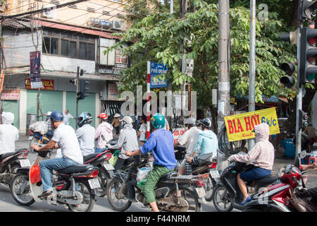 Motorroller-Mopedfahrer reisen durch das Stadtzentrum von Hanoi in der vietnamesischen Hauptstadt. Vietnam hat über 45 Millionen Motorräder Stockfoto