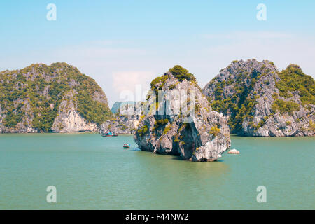 Angelboote/Fischerboote unter alten Kalksteininseln in Bai Tu long Bucht, Teil der Halong-Bucht ein UNESCO-Weltkulturerbe, Vietnam, Asien Stockfoto