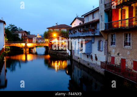 Traditionellen baskischen Architektur in Saint-Jean-Pied-de-Port, Frankreich Stockfoto