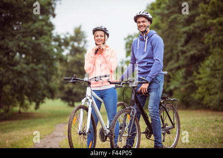 Glückliches Paar auf einer Radtour Stockfoto