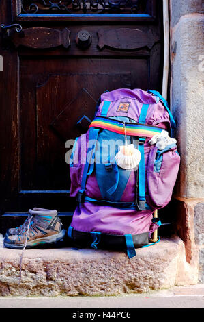 Pilger Rucksack und Schuhe auf dem Jakobsweg (Camino de Santiago). Stockfoto