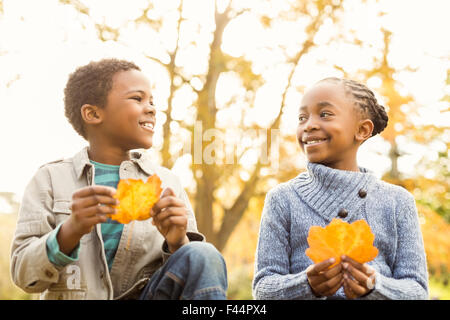 Porträt von Kleinkindern hält Blätter Stockfoto