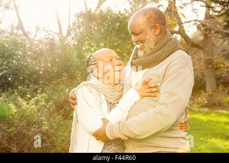 Glücklich friedliche älteres Paar, umarmen Stockfoto