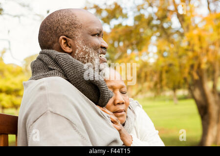 Friedliche älteres Paar auf einer Bank sitzend Stockfoto
