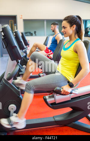 Mann und Frau mit Trainingsgeräten Stockfoto