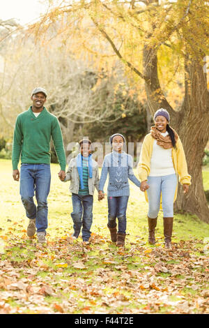 Porträt einer jungen lächelnd Familie Wandern Stockfoto