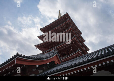 Pagode-rot und schwarz Fliese Dach Wolken blauer Himmel Seitenansicht Stockfoto