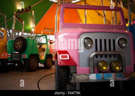 Kinder-Jeep-Fahrt unter einem mehrfarbigen Zelt Stockfoto