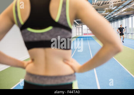 Fit Woman auf der Laufstrecke Stockfoto