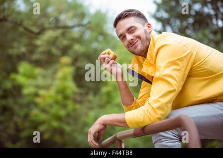 Fit Mann isst einen Apfel Stockfoto