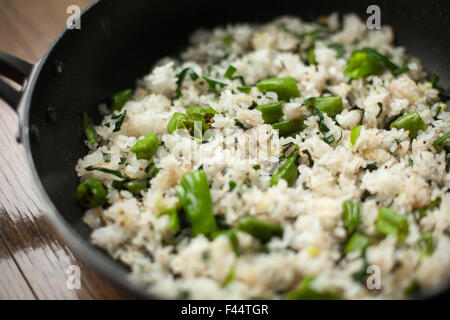 Gebratener Reis mit Shishito, in Pfanne Stockfoto
