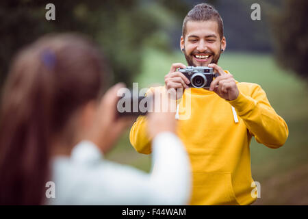 Glückliches Paar Fotos der jeweils anderen Stockfoto