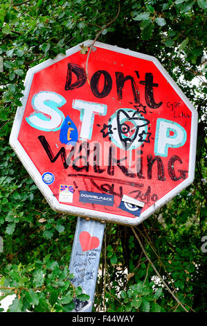 Förderung der Schild (Nicht Stehenbleiben) auf dem Jakobsweg (Camino de Santiago) Stockfoto