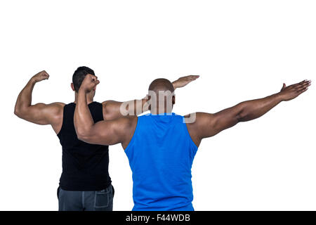 Starke Freunde posieren mit Armen Stockfoto