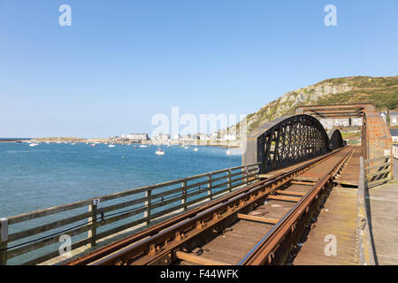 Barmouth Brücke, Walisisch: Pont Abermaw, auch bekannt als Barmouth Viadukt überquert den Mawddach Mündung, Gwynedd, Wales, UK Stockfoto