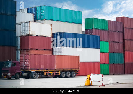 LKW im Container-Speicherbereich Stockfoto