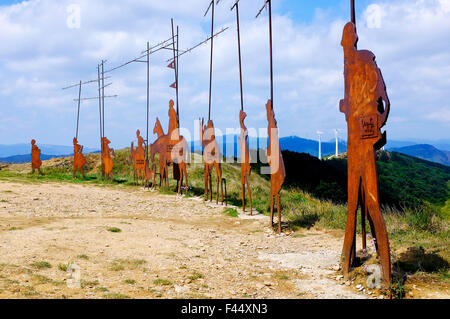 Skulpturen für die Pilger zu Fuß den Jakobsweg (Camino de Santiago) auf Alto del Perdon, Gazolaz, Navarra, S Stockfoto