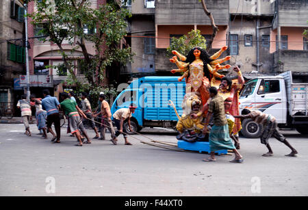 Kolkata, Indien. 14. Oktober 2015. Die Arbeiter helfen die Durga-Idol zu ziehen, da die Puja-Ausschuss damit beschäftigt, ihre Pandals ist. Bildnachweis: Saikat Paul/Pacific Press/Alamy Live-Nachrichten Stockfoto