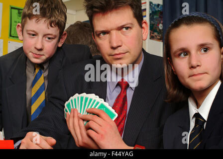 Hereford Cathedral School Schüler spielen die Karte Spiel Bridge im Klassenzimmer als Bestandteil einer Mathematikdidaktik lesson.a UK Stockfoto