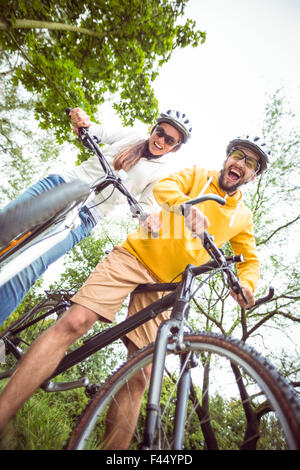 Brautpaar mit dem Mountainbike Stockfoto