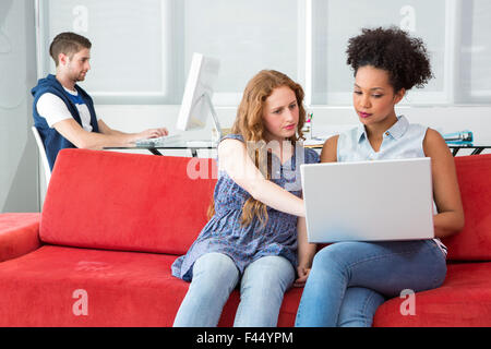 Kreativ-Team mit dem Computer Stockfoto