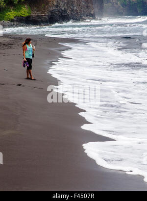 Native Hawaiian Frau am Strand von Akoakoa Punkt, Polulu Tal, große Insel von Hawaii, Hawaii, USA Stockfoto