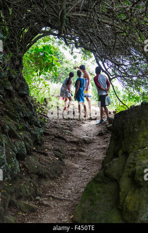 Wanderer auf dem Weg zum Akoakoa Punkt, Polulu Tal, große Insel von Hawaii, Hawaii, USA Stockfoto