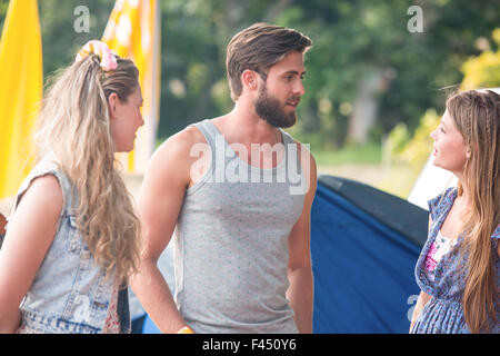 Hipster, die Spaß an ihrem Campingplatz Stockfoto