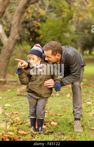 Junger Vater zeigen etwas an seinen süßen Sohn Stockfoto