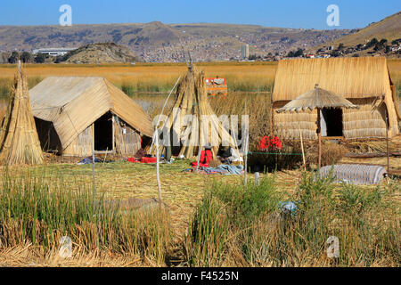 schwimmende Inseln der Uros am Titicacasee Peru die 3800 Meter über dem Meeresspiegel, der höchste schiffbare See der Welt ist Stockfoto