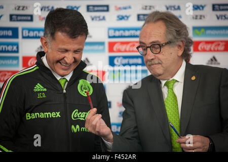 Mexico City, Mexiko. 14. Oktober 2015. Mexikos neue Fußball-Trainer Juan Carlos Osorio (L) reagiert zusammen mit Präsident des mexikanischen Fußball Föderation (FMF) Decio de Maria während seiner Präsentation für die Medien in Mexiko-Stadt, Hauptstadt von Mexiko, am 14. Oktober 2015. Bildnachweis: Pedro Mera/Xinhua/Alamy Live-Nachrichten Stockfoto