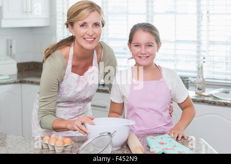 Mutter und Tochter gemeinsam Kuchen machen Stockfoto