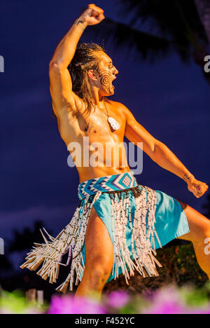Native männlichen hawaiianische traditionelle Tanz bei Lua, Big Island, Hawaii, USA Stockfoto