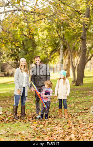 Junge Familie mit einem Drachen spielen Stockfoto