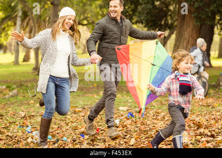 Junge Familie mit einem Drachen spielen Stockfoto