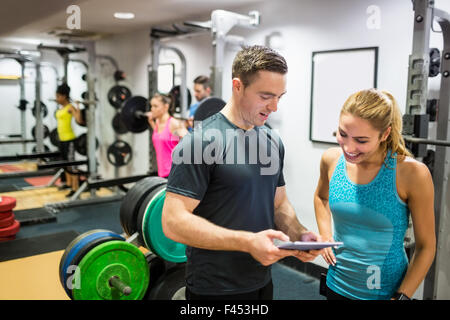 Client und Trainer Blick auf TabletPC Stockfoto