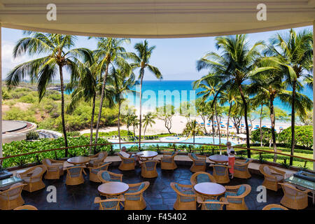 Besucher genießen Hapuna Beach Prince Hotel & Golf Course, mit Strand & Ozean jenseits Kohala Coast, Hawaii, USA Stockfoto