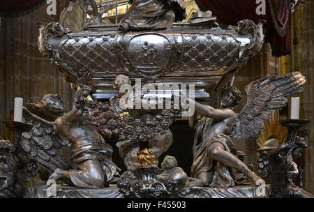 Grab des Johannes von Nepomuk im St. Veitsdom in Prag. Stockfoto