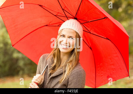 Lächelnde junge Frau unter Dach Stockfoto