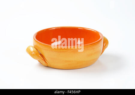 Orange Kasserolle auf weißem Hintergrund Stockfoto